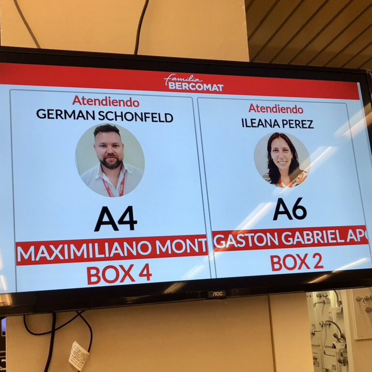 Pantalla llamador de gestor filas en salón de ventas Familia Bercomat